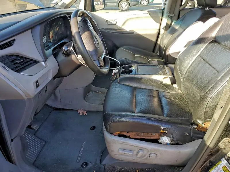 2017 TOYOTA SIENNA LE  