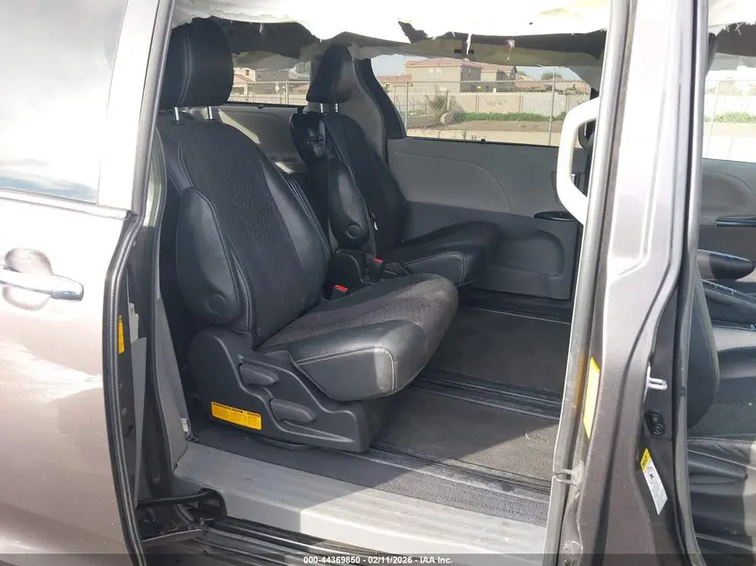 2013 TOYOTA SIENNA SE 8 PASSENGER