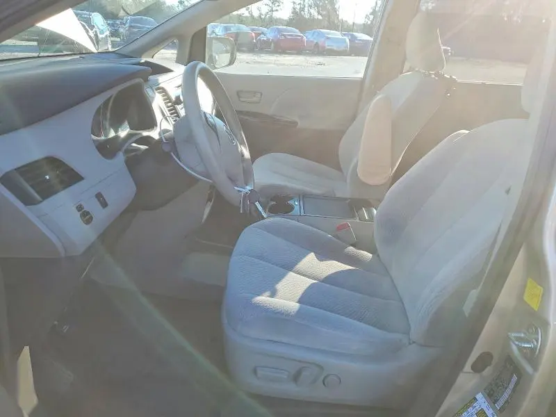 2011 TOYOTA SIENNA LE 8-PASSENGER  