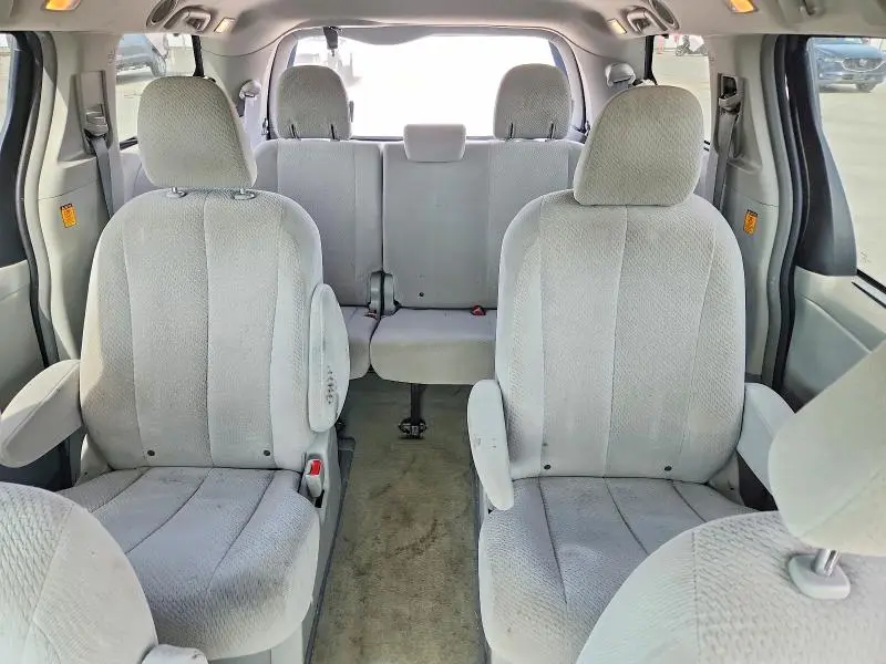 2013 TOYOTA SIENNA LE  