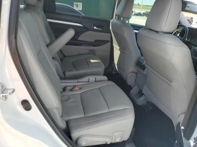 2018 TOYOTA HIGHLANDER SE  