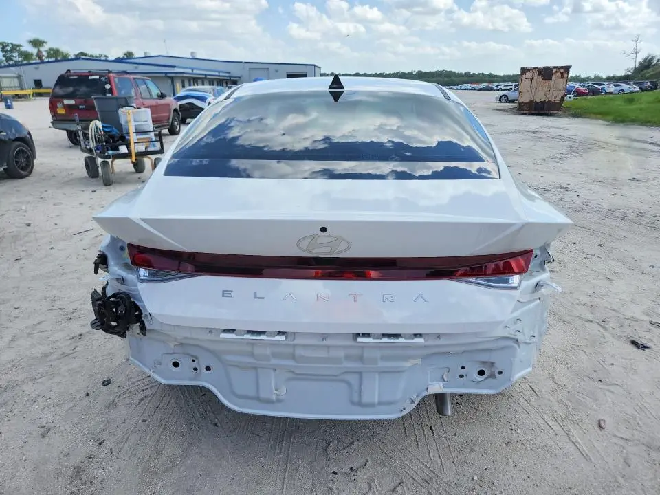 2026 HYUNDAI ELANTRA SE  