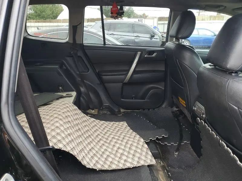 2013 TOYOTA HIGHLANDER SE  