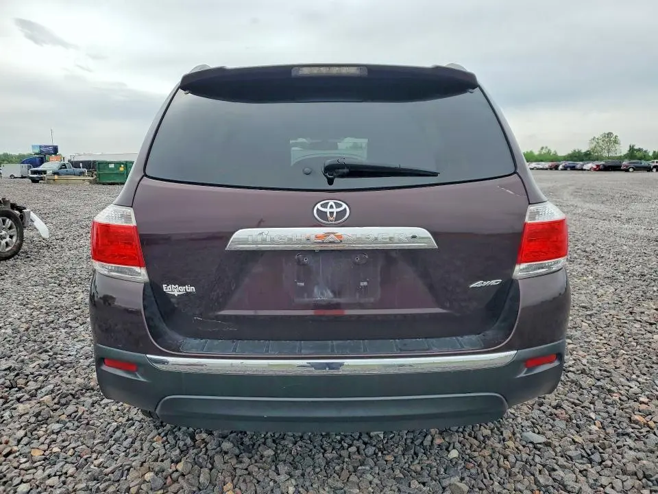2013 TOYOTA HIGHLANDER SE  
