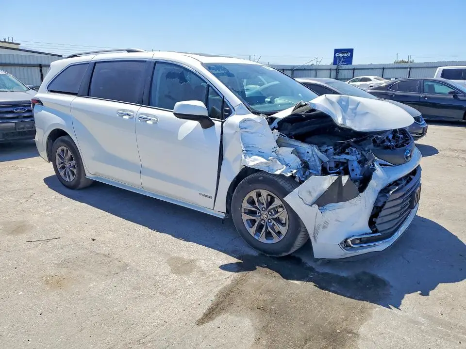 2021 TOYOTA SIENNA XLE  