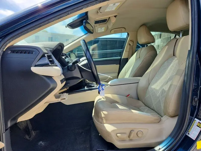 2019 TOYOTA CAMRY XLE  