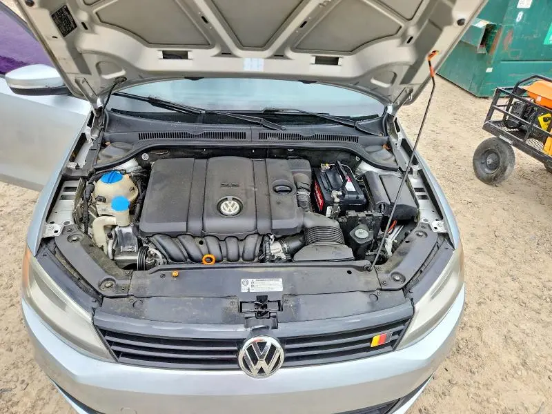2011 VOLKSWAGEN JETTA SE  