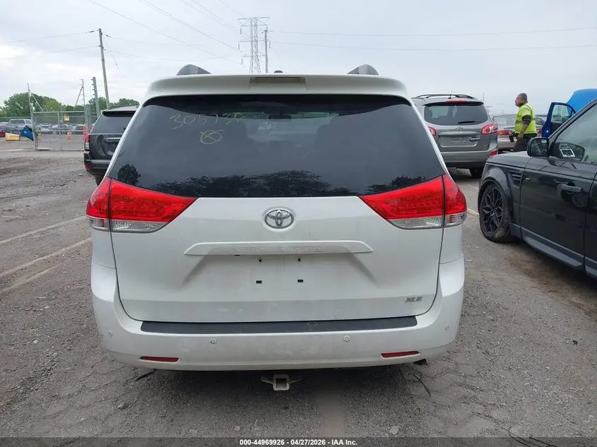 2013 TOYOTA SIENNA XLE V6 8 PASSENGER