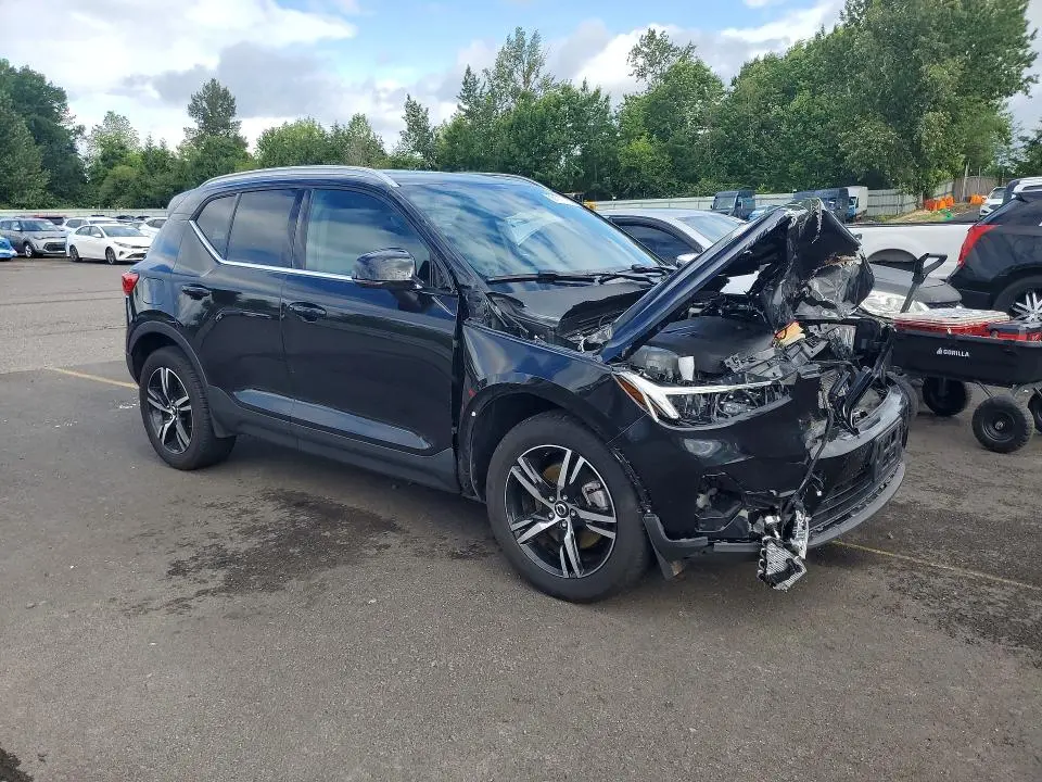 2025 VOLVO XC40 CORE  