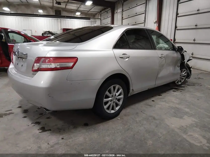2011 TOYOTA CAMRY XLE V6