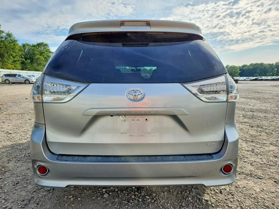 2016 TOYOTA SIENNA SE  