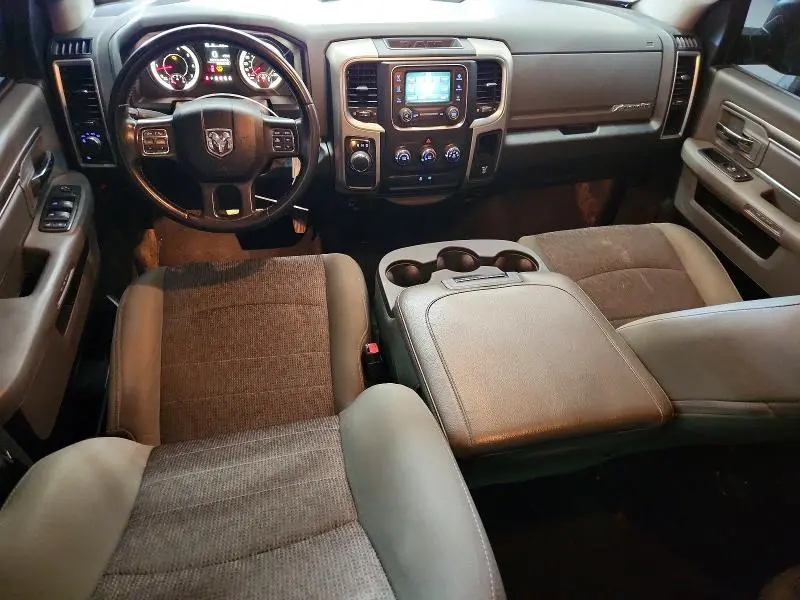 2016 RAM 1500 SLT  