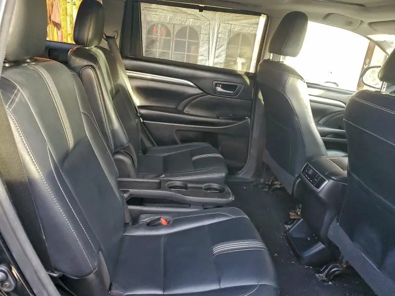 2018 TOYOTA HIGHLANDER SE  