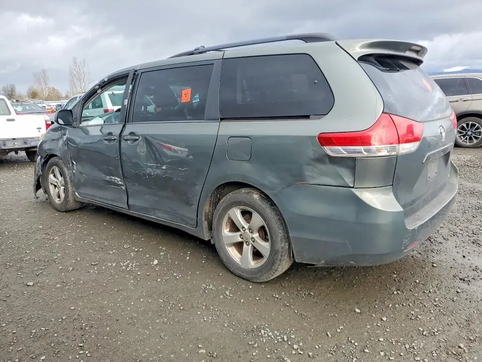 2013 TOYOTA SIENNA LE 8-PASSENGER  