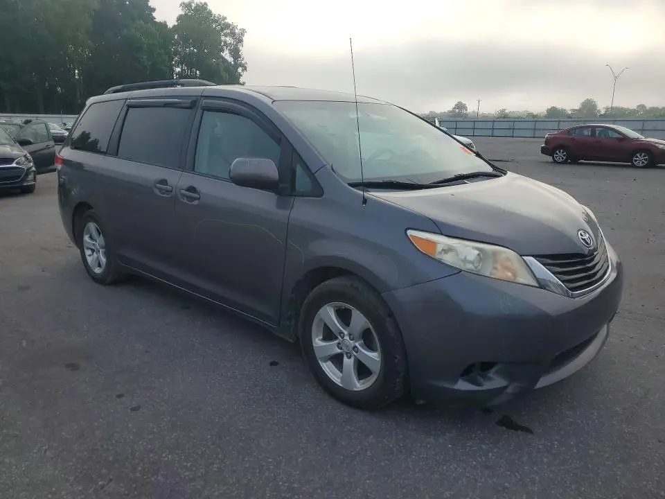 2013 TOYOTA SIENNA LE  