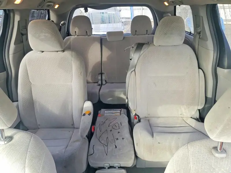 2018 TOYOTA SIENNA LE  