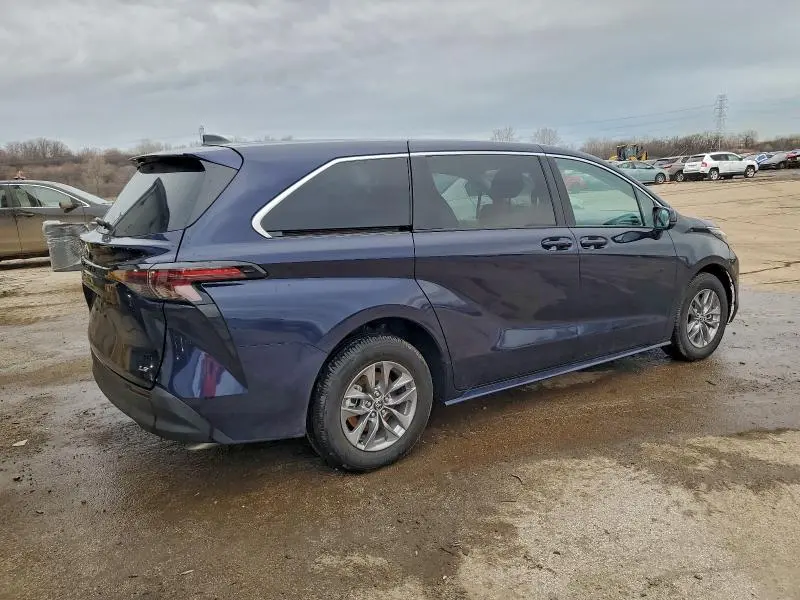 2025 TOYOTA SIENNA LE  