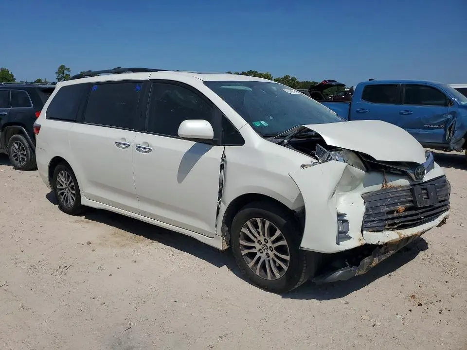 2020 TOYOTA SIENNA XLE 8-PASSENGER  