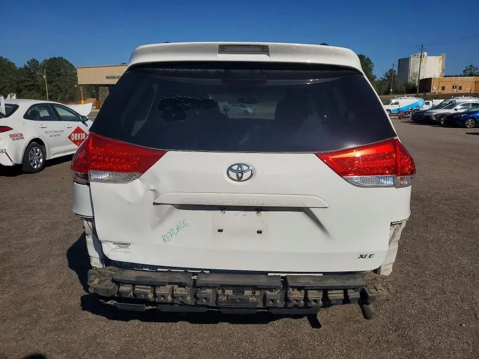 2014 TOYOTA SIENNA XLE 8-PASSENGER  