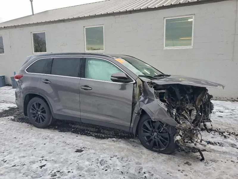 2019 TOYOTA HIGHLANDER SE  