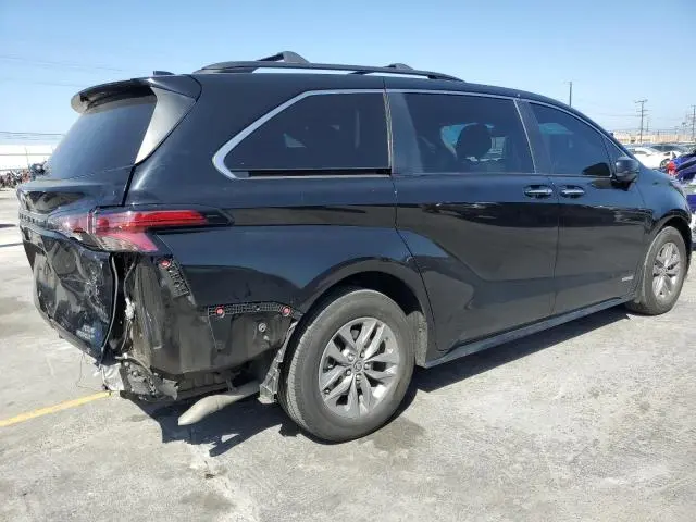 2021 TOYOTA SIENNA XLE  