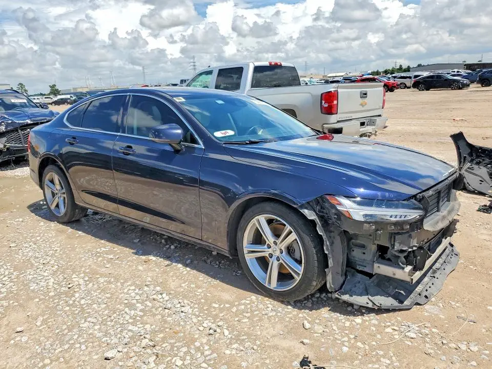 2017 VOLVO S90 T5 MOMENTUM  