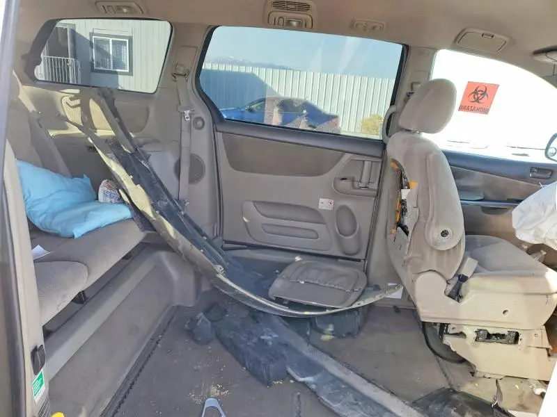 2010 TOYOTA SIENNA LE 8 PASSENGER  