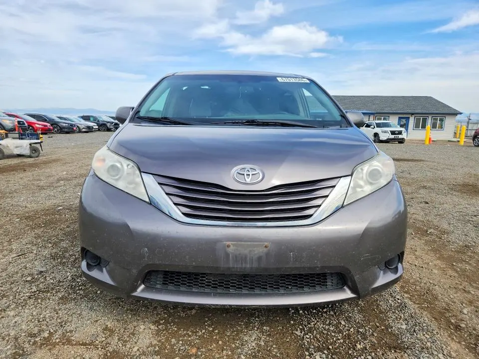 2016 TOYOTA SIENNA LE  