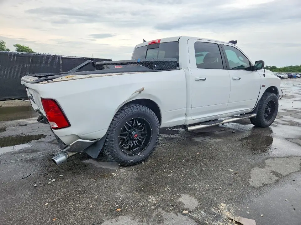 2016 RAM 1500 SLT  
