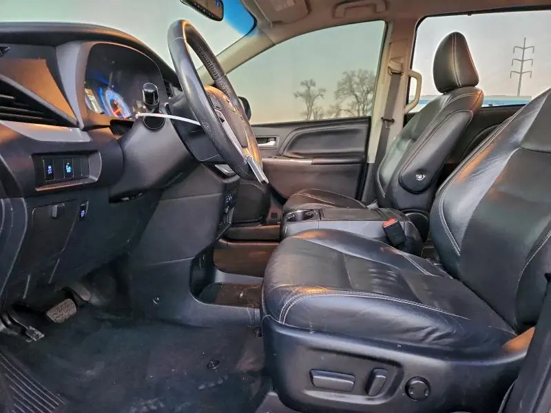 2017 TOYOTA SIENNA SE  