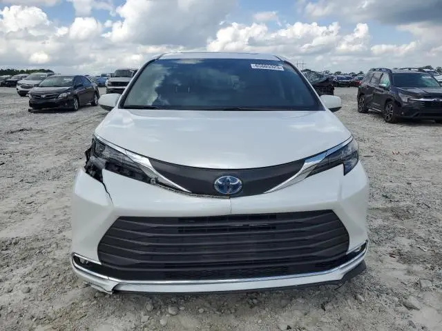 2024 TOYOTA SIENNA XLE  