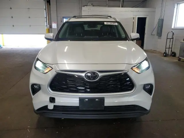2022 TOYOTA HIGHLANDER XLE  