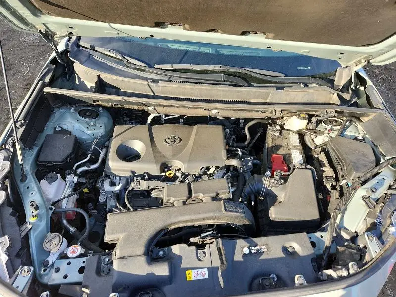 2021 TOYOTA RAV4 XLE  