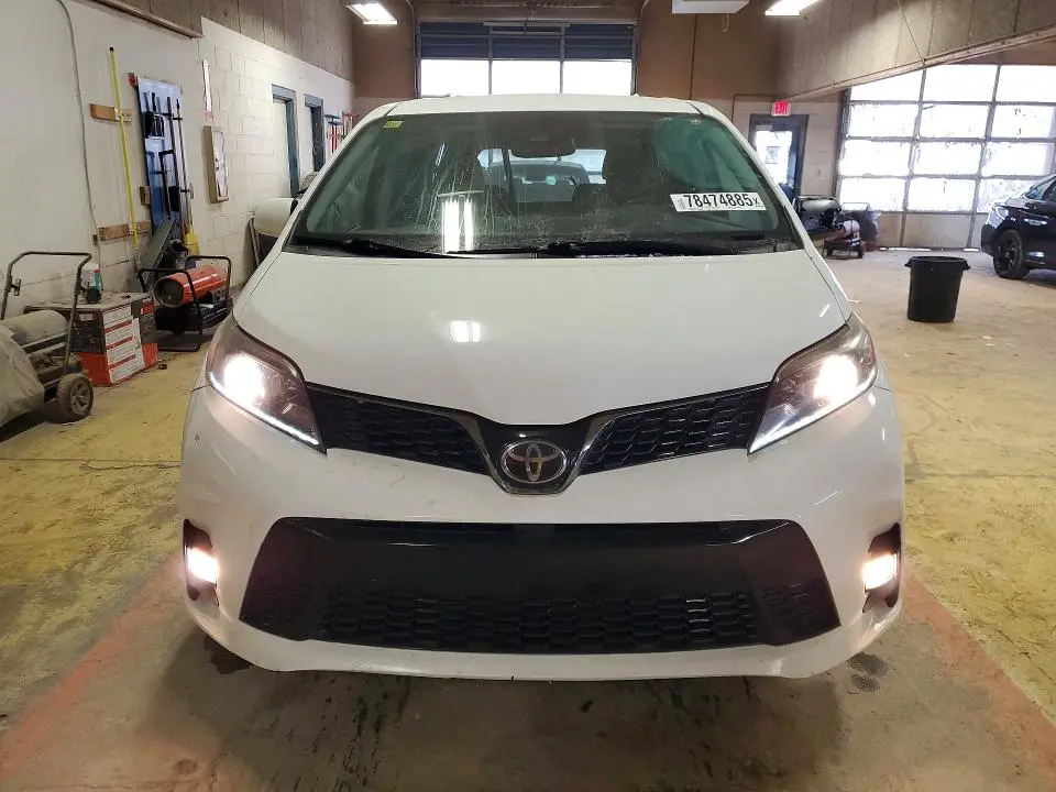 2018 TOYOTA SIENNA SE 8-PASSENGER  