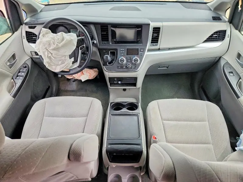 2017 TOYOTA SIENNA LE  
