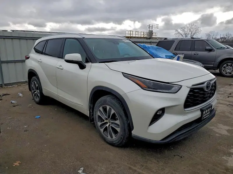 2021 TOYOTA HIGHLANDER XLE  