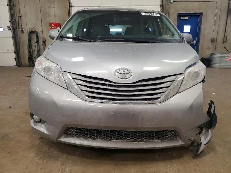 2017 TOYOTA SIENNA XLE  