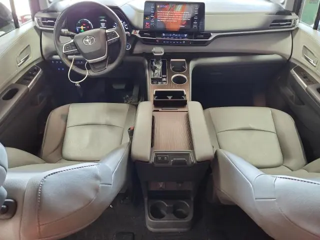 2021 TOYOTA SIENNA XLE  
