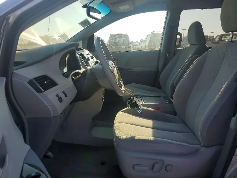 2013 TOYOTA SIENNA LE  