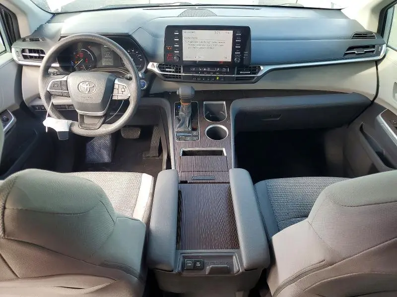 2021 TOYOTA SIENNA LE  