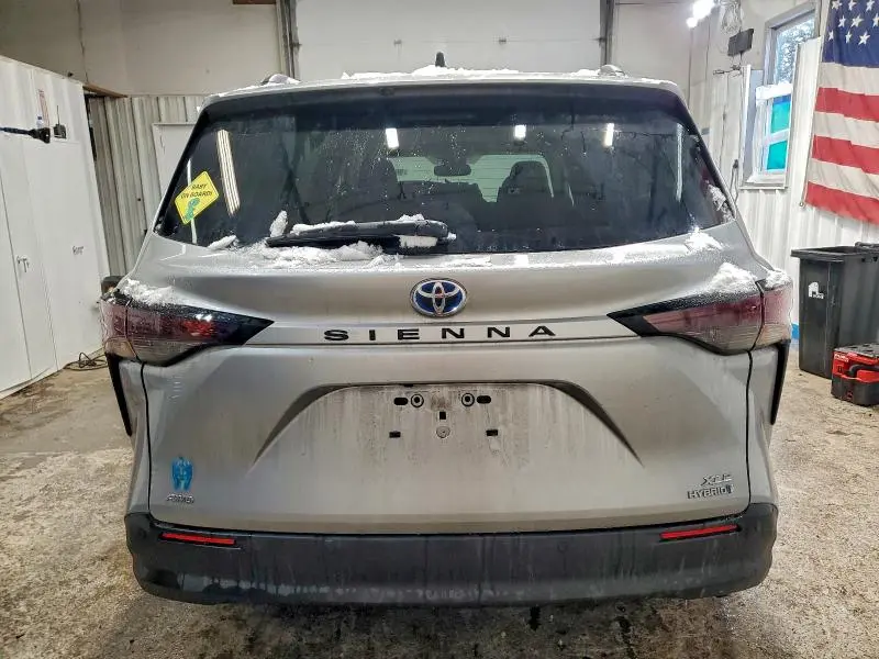 2023 TOYOTA SIENNA XLE  