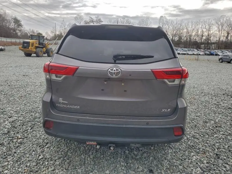 2019 TOYOTA HIGHLANDER SE  