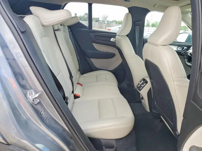 2019 VOLVO XC40 T5 MOMENTUM  