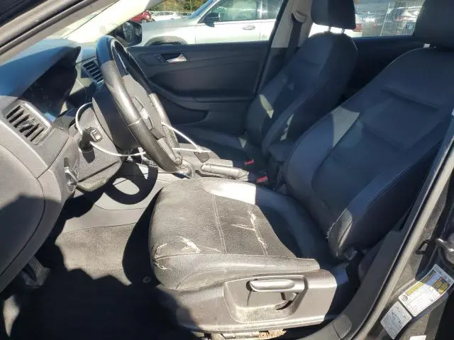 2011 VOLKSWAGEN JETTA SE  