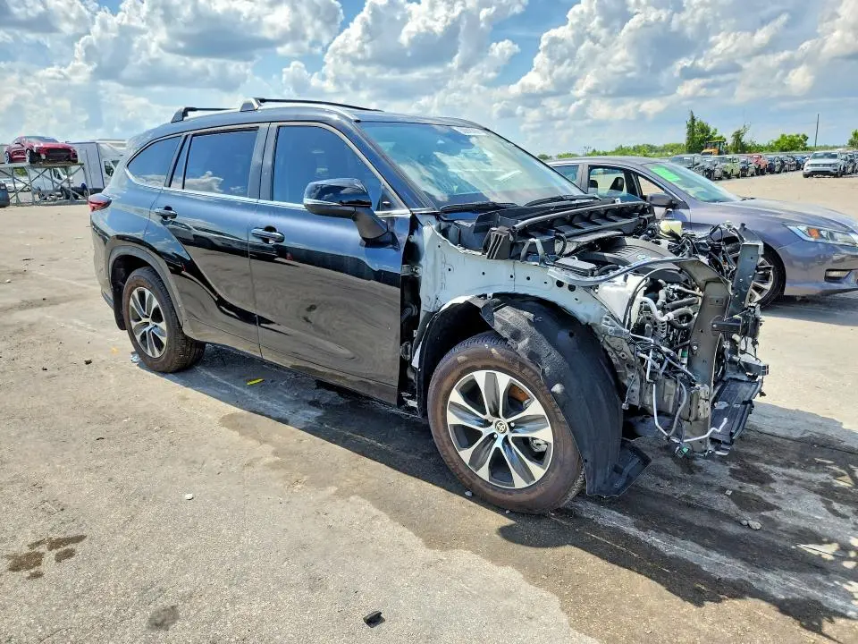 2025 TOYOTA HIGHLANDER XLE  