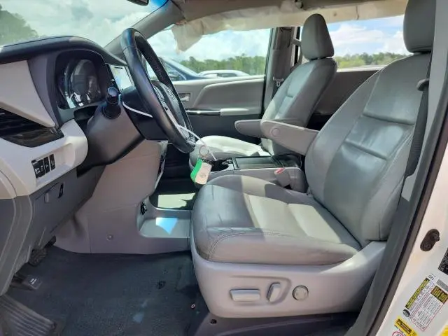 2015 TOYOTA SIENNA XLE  