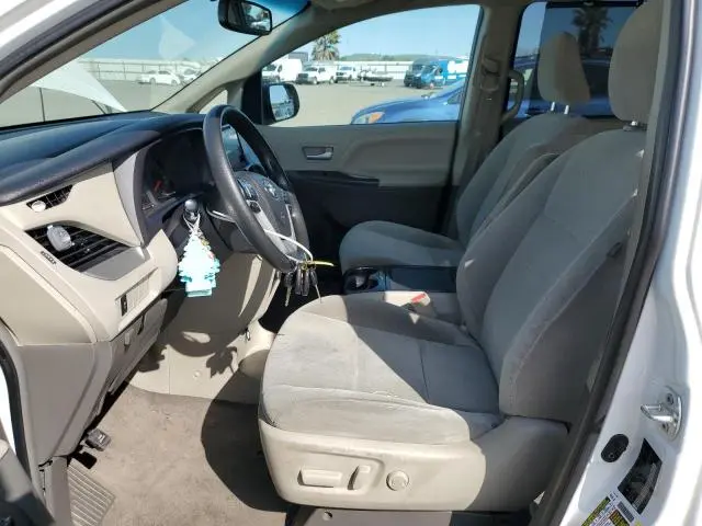 2017 TOYOTA SIENNA LE  