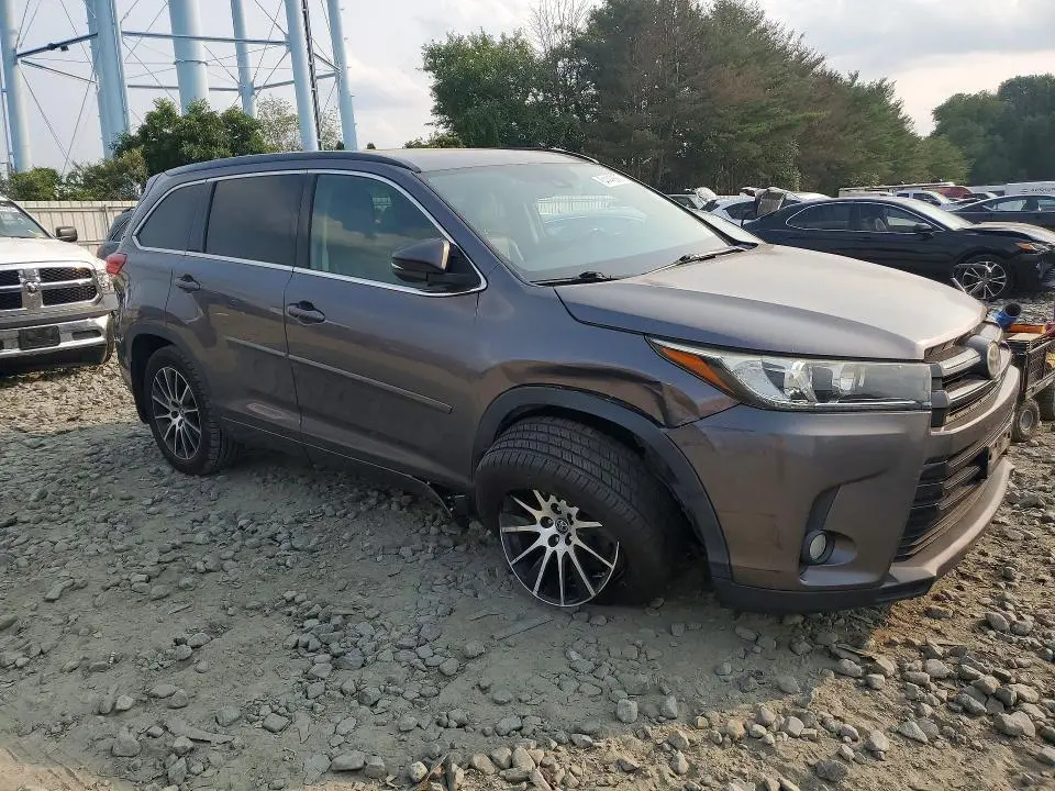 2017 TOYOTA HIGHLANDER SE  
