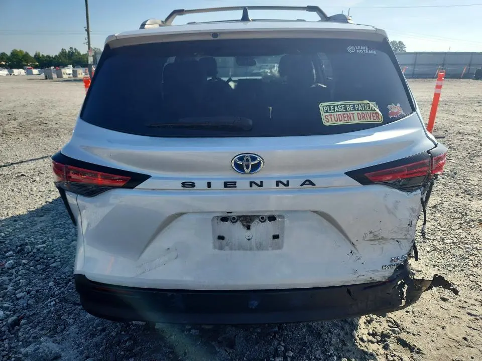 2022 TOYOTA SIENNA XLE  