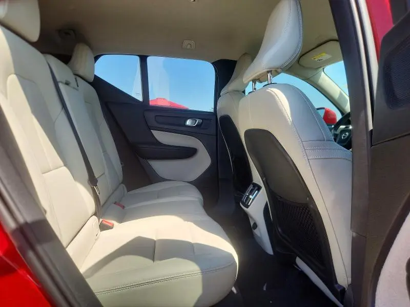 2019 VOLVO XC40 T4 MOMENTUM  